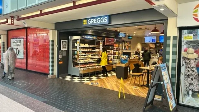 Greggs Hyde 14 Calrendon Square